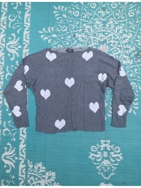 Women's Gray Heart-Print Crewneck Sweater - Soft Casual Pullover